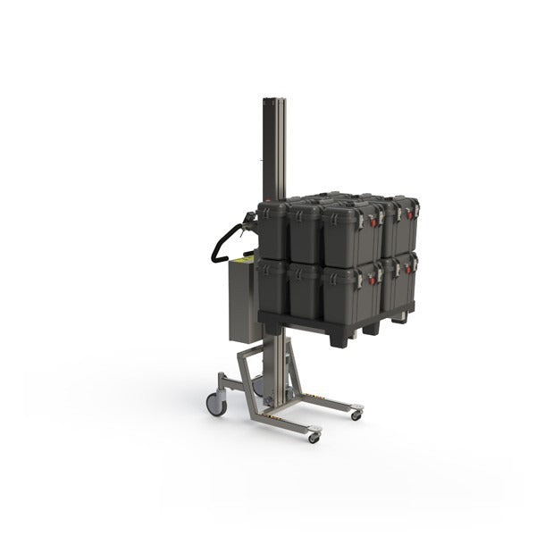 Denne lette el gaffelstabler er i stand til at løfte laster såsom paller med læs op til 130 kg. På billedet ses en plastikpalle med kasser. 2Lift.