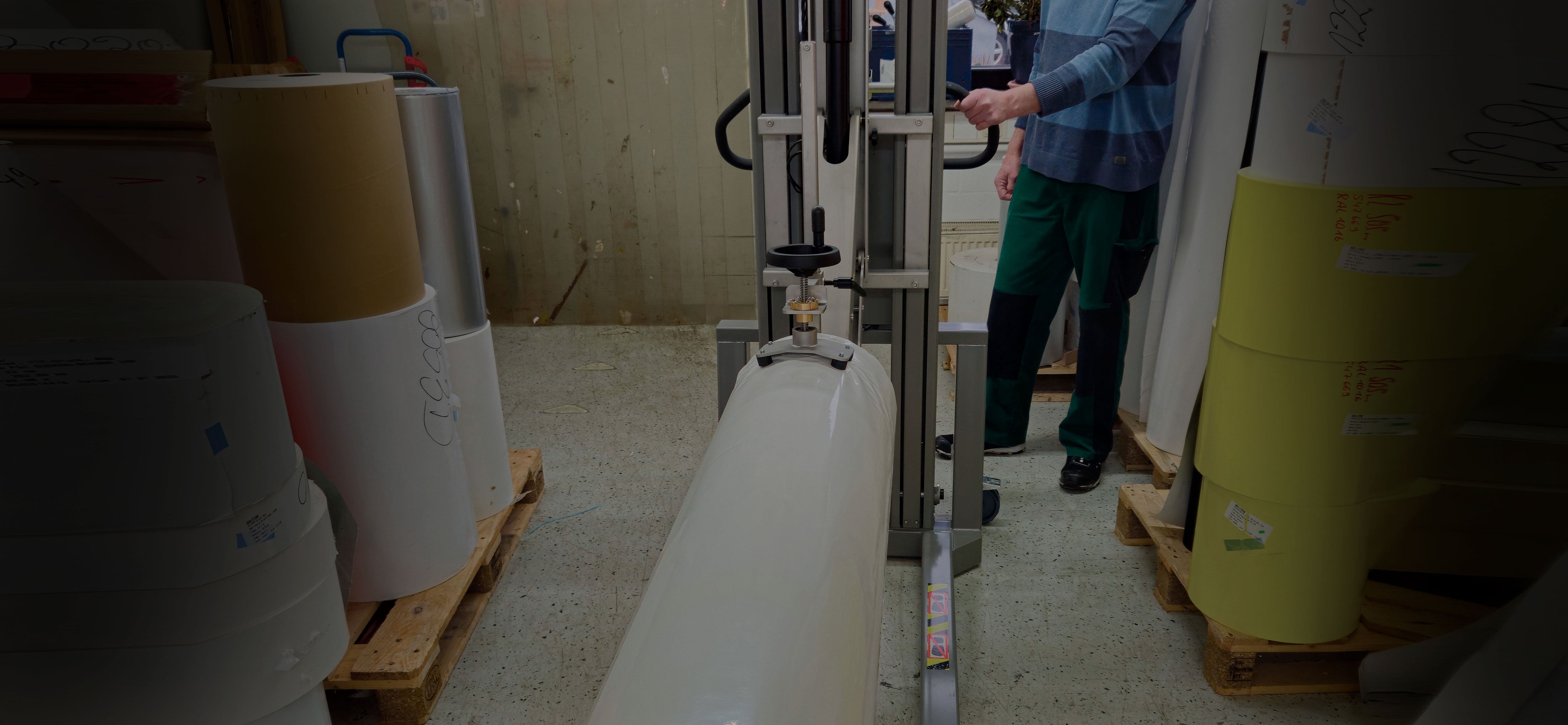 Handling Wide Rolls (>800 mm) in Industrial Settings