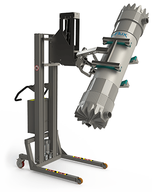 Specialdesignet ergonomisk løftegrej til håndtering af stort cylindrisk filter. Den specialbyggede sakseklemme kan gribe, vippe og vende filteret. 2Lift ApS.
